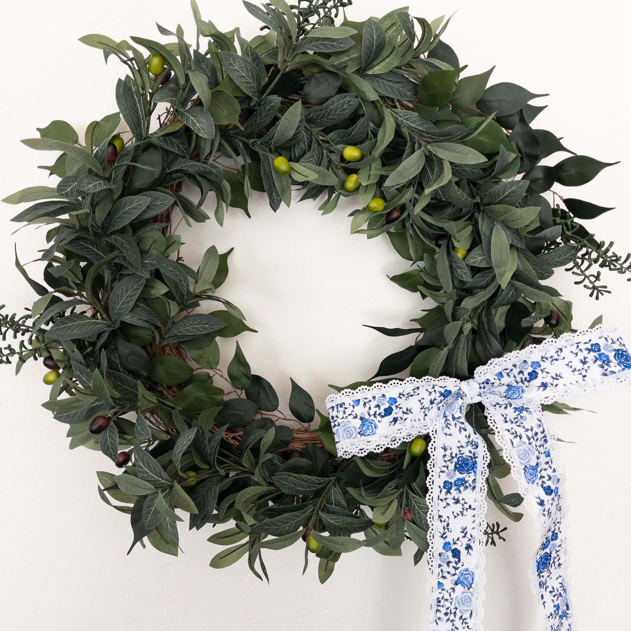 2.5" white scalloped floral bow